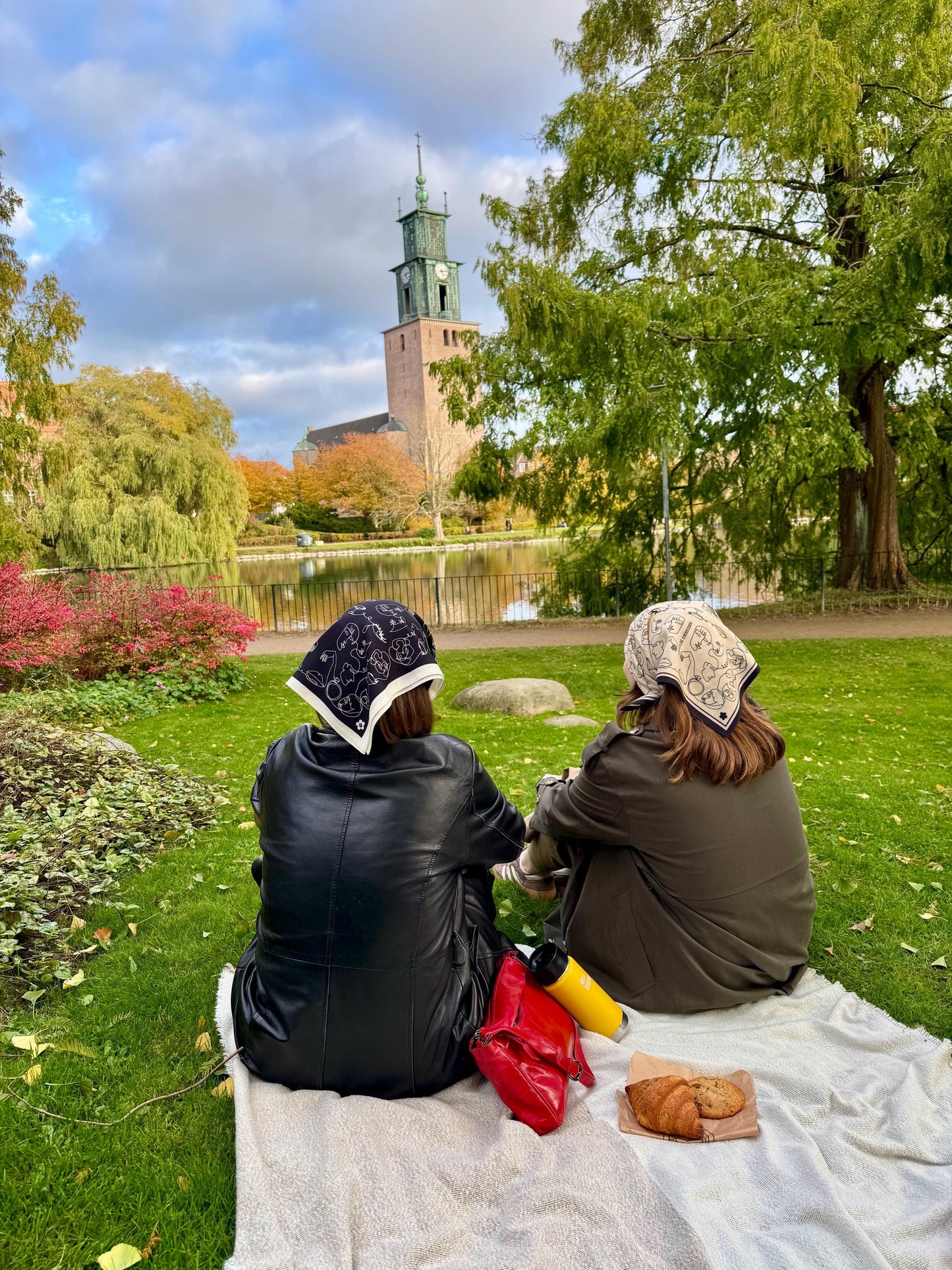 Black Gossip, 65 cm Silk-Wool Square Scarf